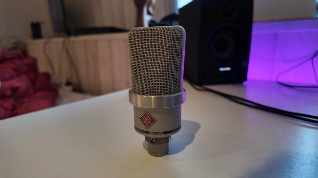 Neumann TLM 102 – État neuf – Micro studio professionnel, Musique & Instruments, Microphones, Envoi, Comme neuf, Micro studio