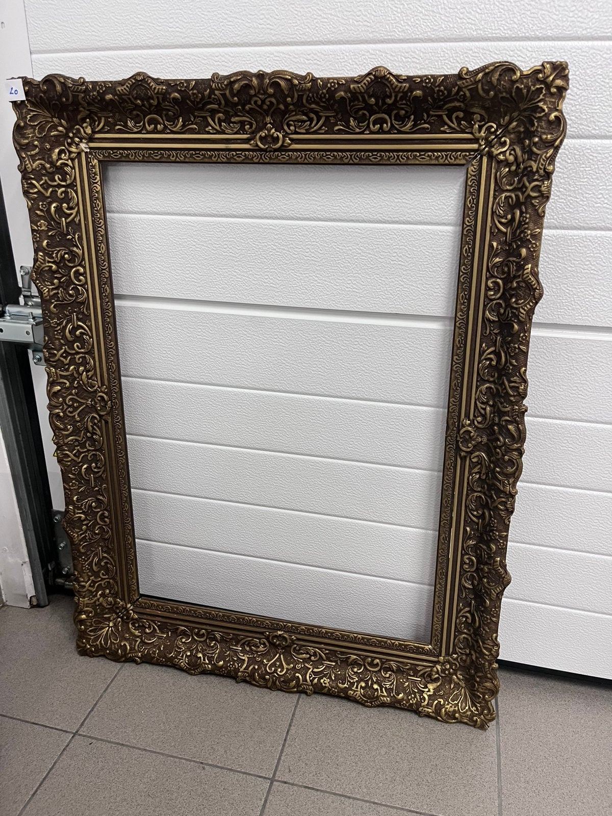 Mooie houten kader, Enlèvement