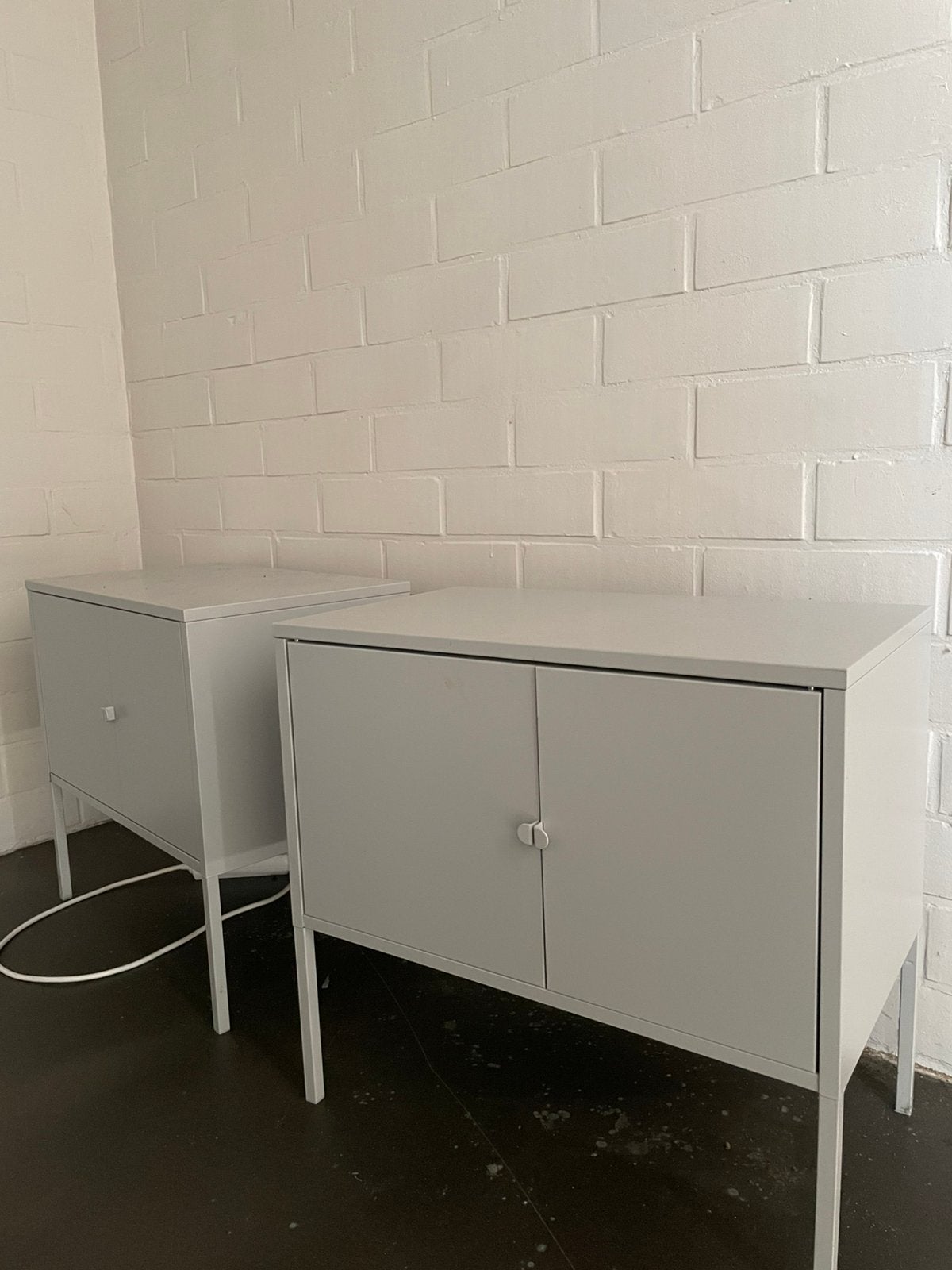 Set lichtgrijze nachtkastjes ikea, Ophalen, Gebruikt