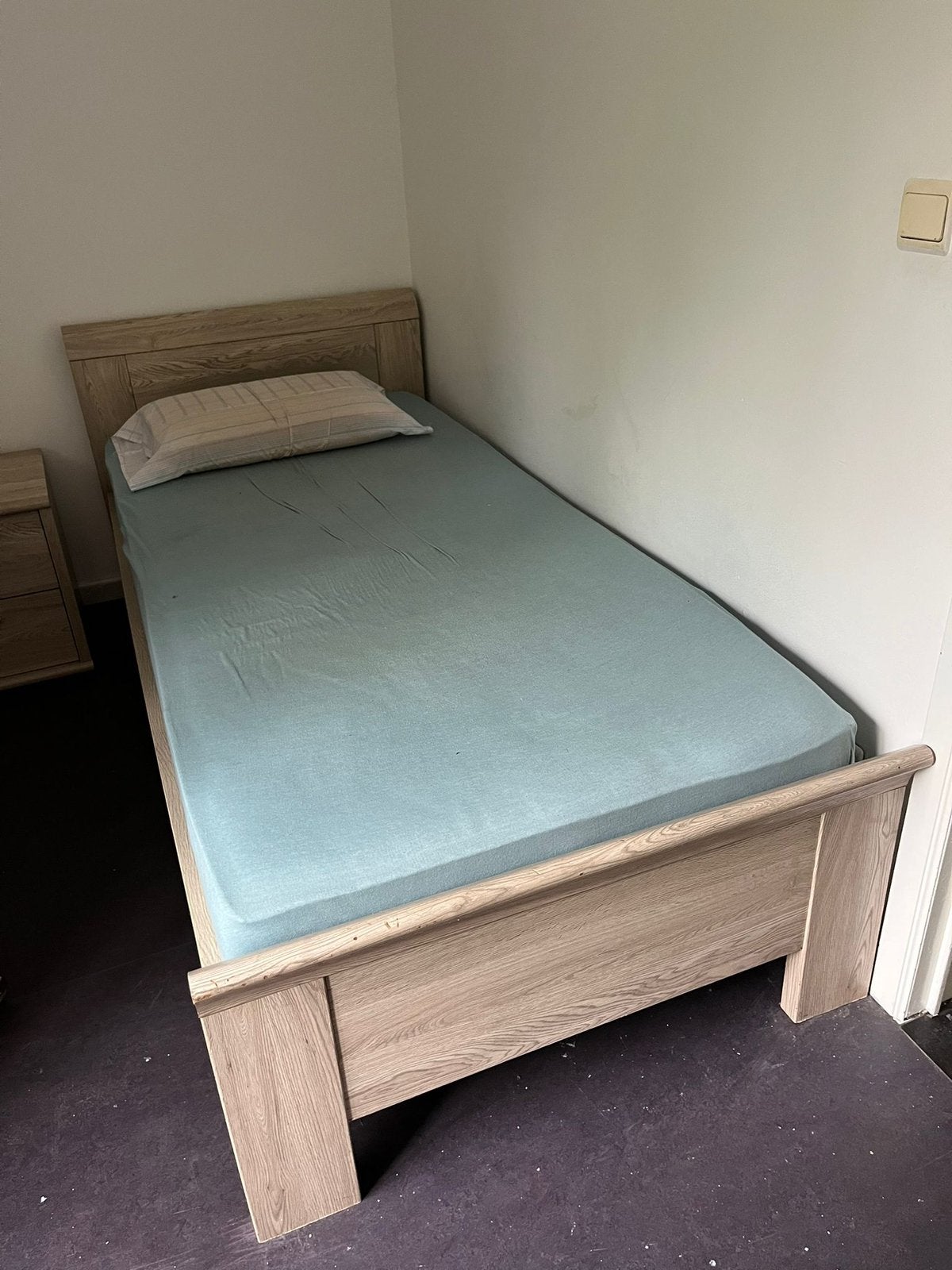 Éénpersoonsbed en nachtkastje te koop, Ophalen, Zo goed als nieuw, Eenpersoons