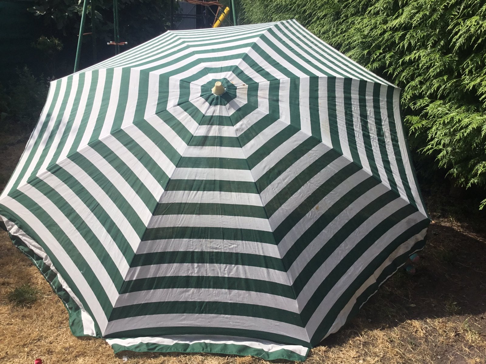 Grand parasol vert et blanc, Jardin & Terrasse, Parasols, Enlèvement, Utilisé