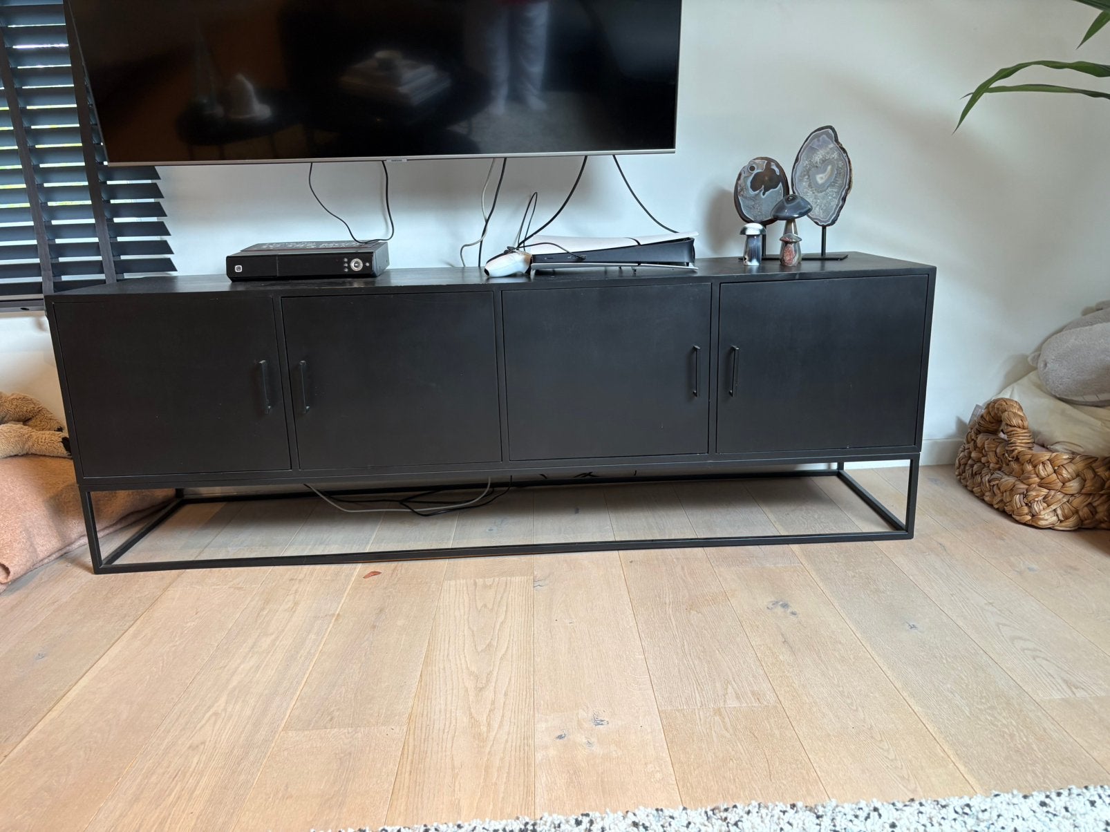 Zwarte tv kast / dressoir, 180 cm, met 4 deuren, Ophalen, Zo goed als nieuw