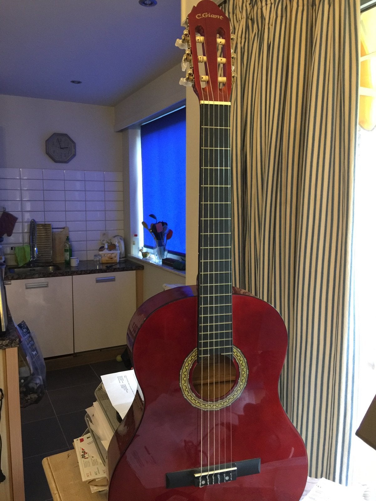 Guitare espagnole, Enlèvement, Comme neuf