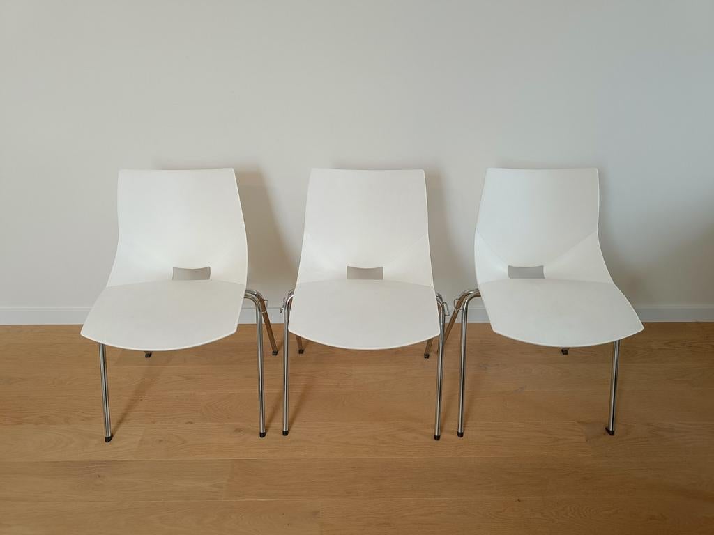 Witte stoelen, ook handig in wachtzaal, Ophalen