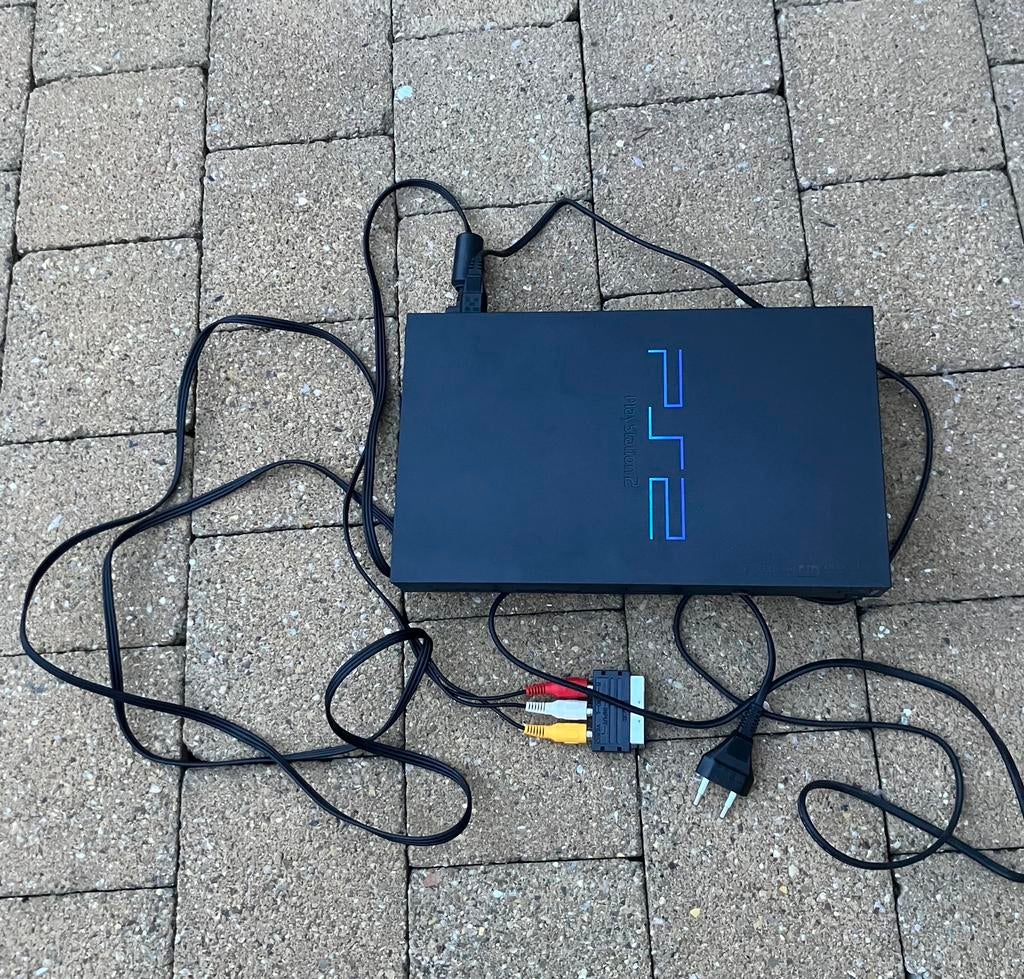 Zwarte playstation 2 Fat + kabels, Games en Spelcomputers, Spelcomputers | Sony PlayStation 2, Ophalen, Zo goed als nieuw, Zonder controller