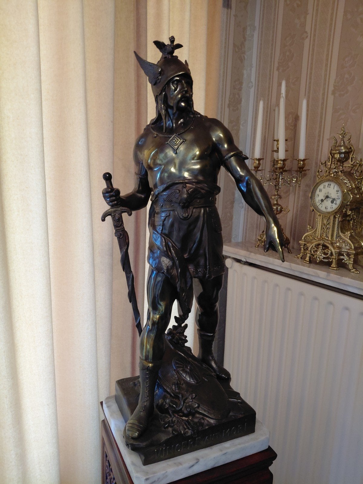 Groot beeld in legering getekend e picault, Enlèvement, Statue