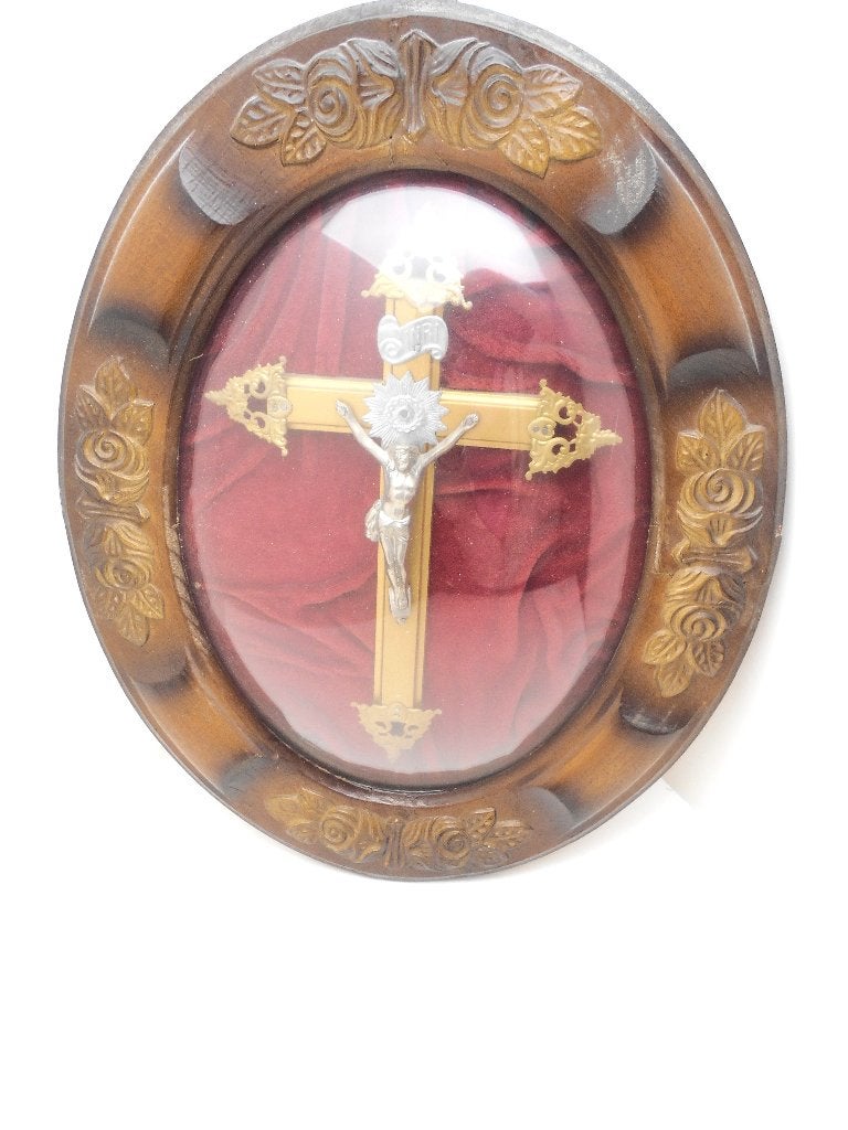 ancien crucifix dans cadre ovale sculpté ,verre bombé, Antiquités & Art, Enlèvement ou Envoi