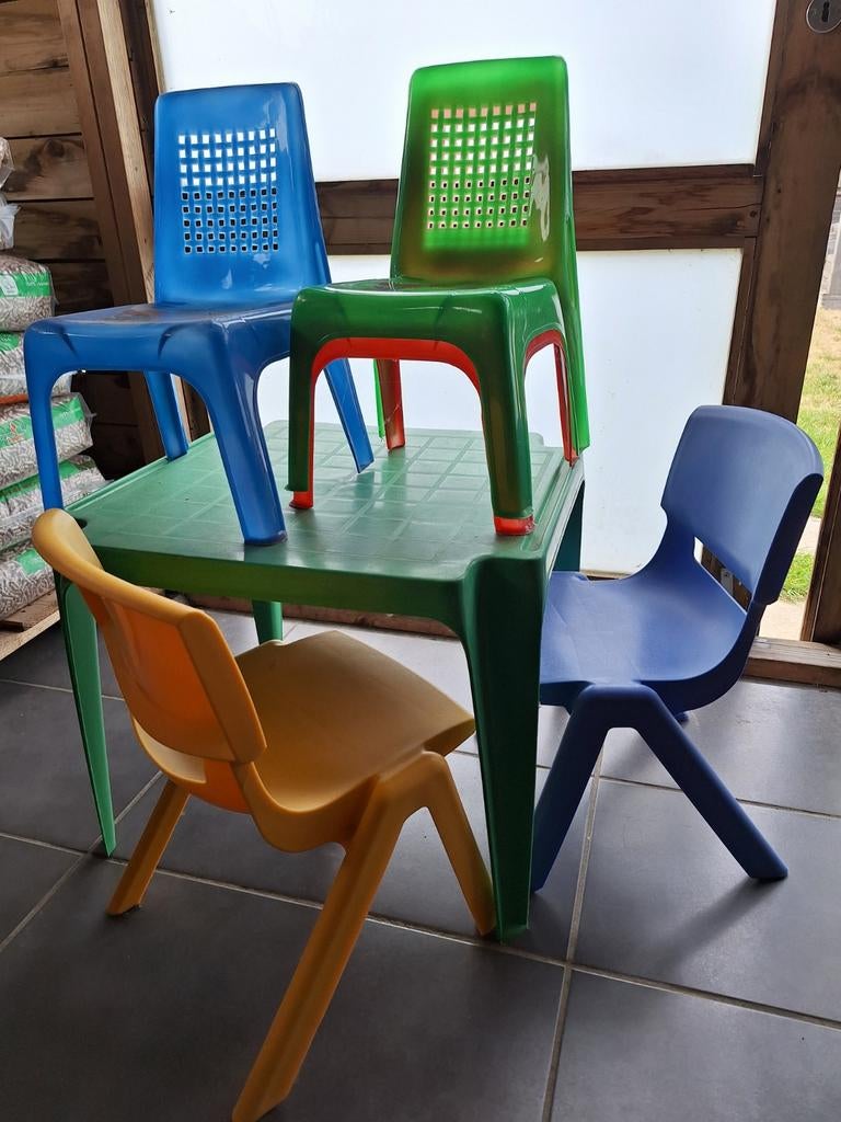 Kleurlijke tafel en stoelen, Ophalen