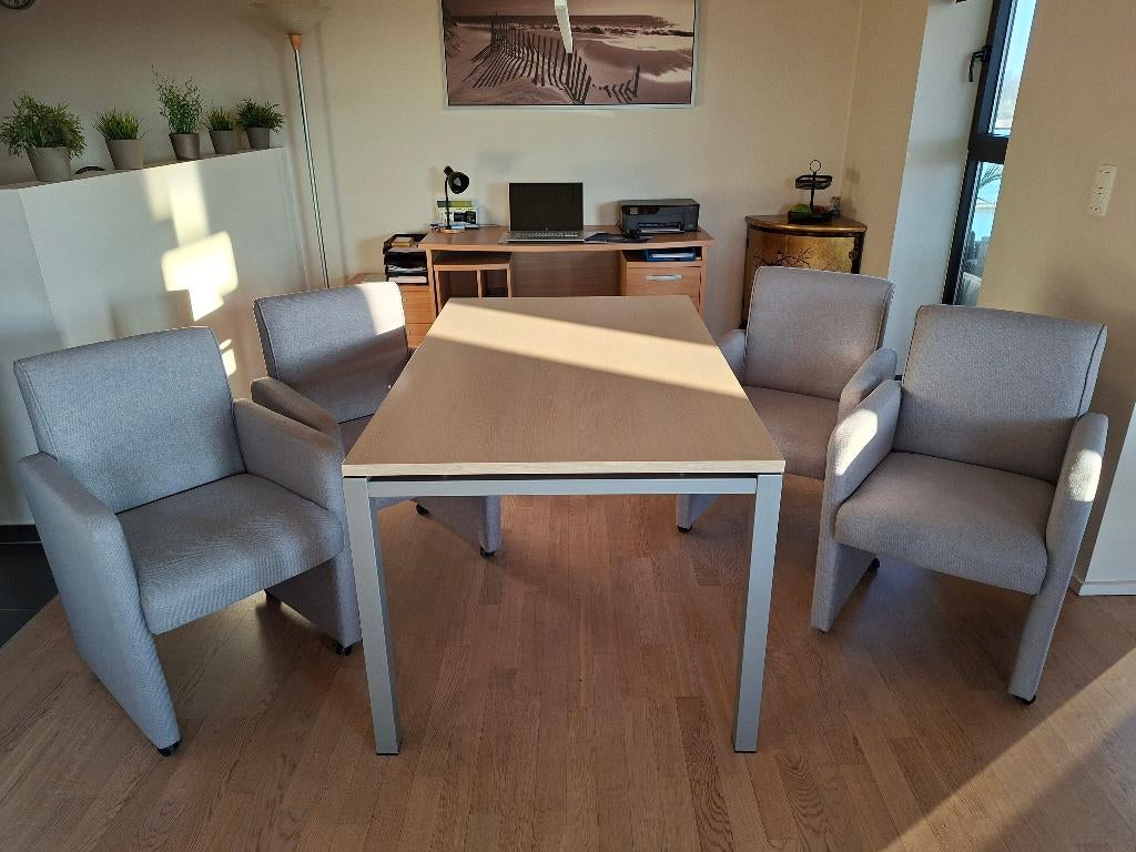 Mooie tafel met 4 zeteltjes op wielen, Huis en Inrichting, Ophalen, Zo goed als nieuw