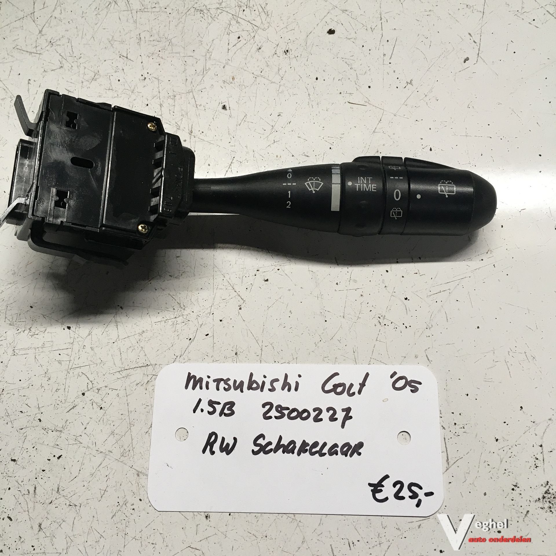 Mitsubishi Colt 1.5B   3drs  kleurcode: 01D 2005 2500227  Ru, -, Utilisé, -, -
