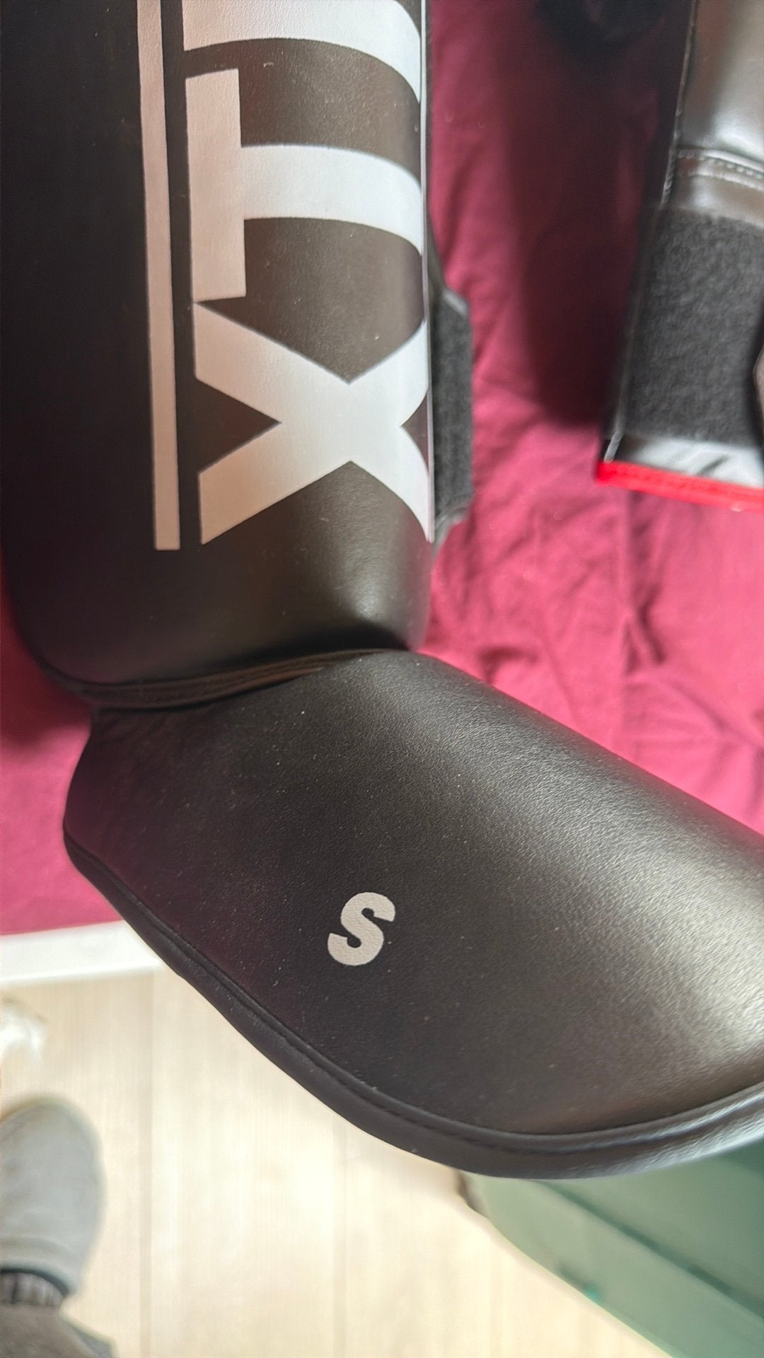 Lot gant + protege tibia boxe thai, Sports & Fitness, Enlèvement, Comme neuf