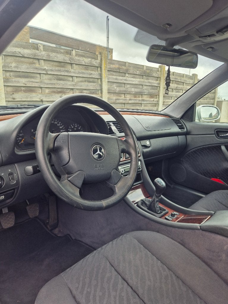 Mercedes CLK200 Manueel 99000km Sleutel defect., Auto's, Zwart, 4 cilinders, Handgeschakeld, Particulier