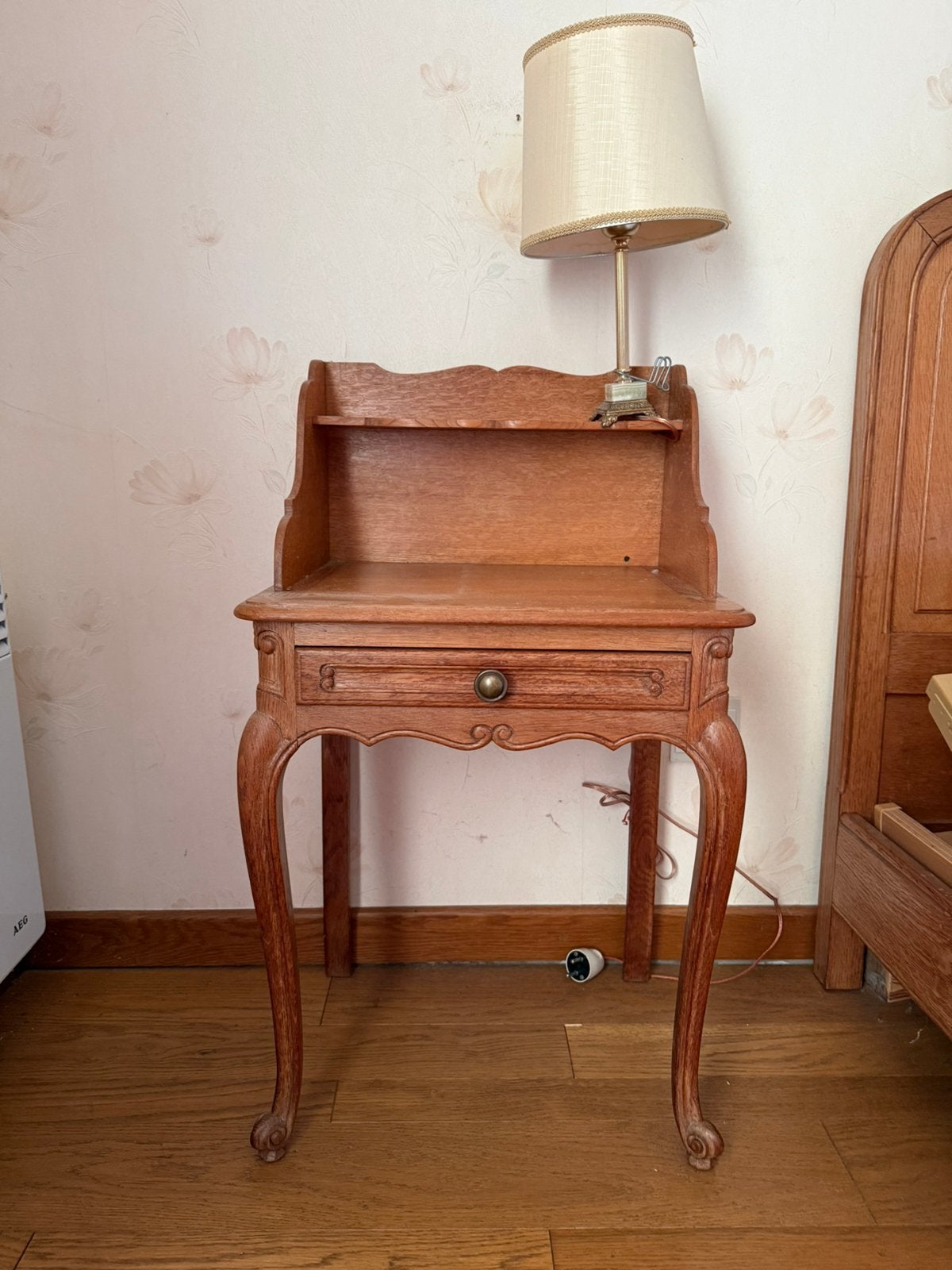 Table de chevet en chêne style Louis XV avec lampe intégrée, Maison & Meubles, Enlèvement, Comme neuf