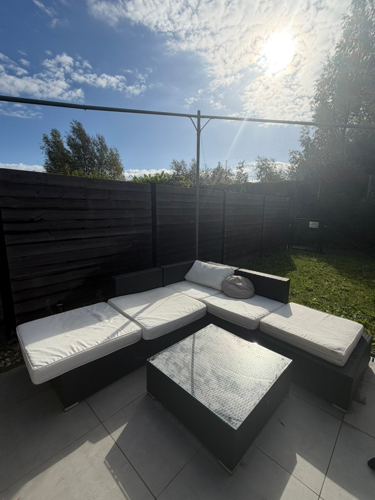 Garden set with white pillows and table, Jardin & Terrasse, Enlèvement