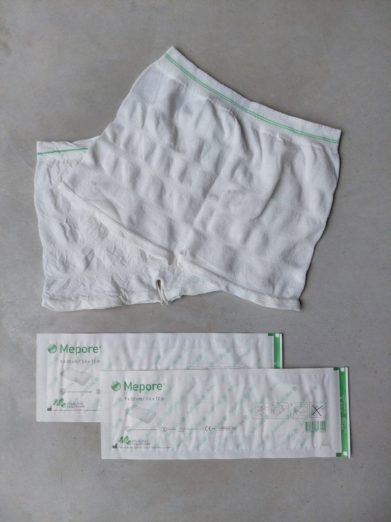 2 ziekenhuisshortjes (Tena XL) + 2 grote pleisters 9 x 30 cm, Diversen, Ophalen of Verzenden, Nieuw