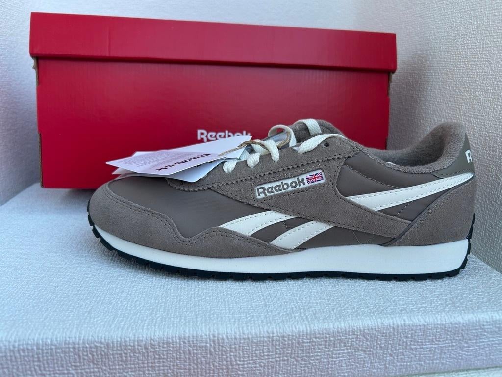 Reebok Classic AZ dames 39 nieuw met doos, Beige, Nieuw, Ophalen of Verzenden, Reebok