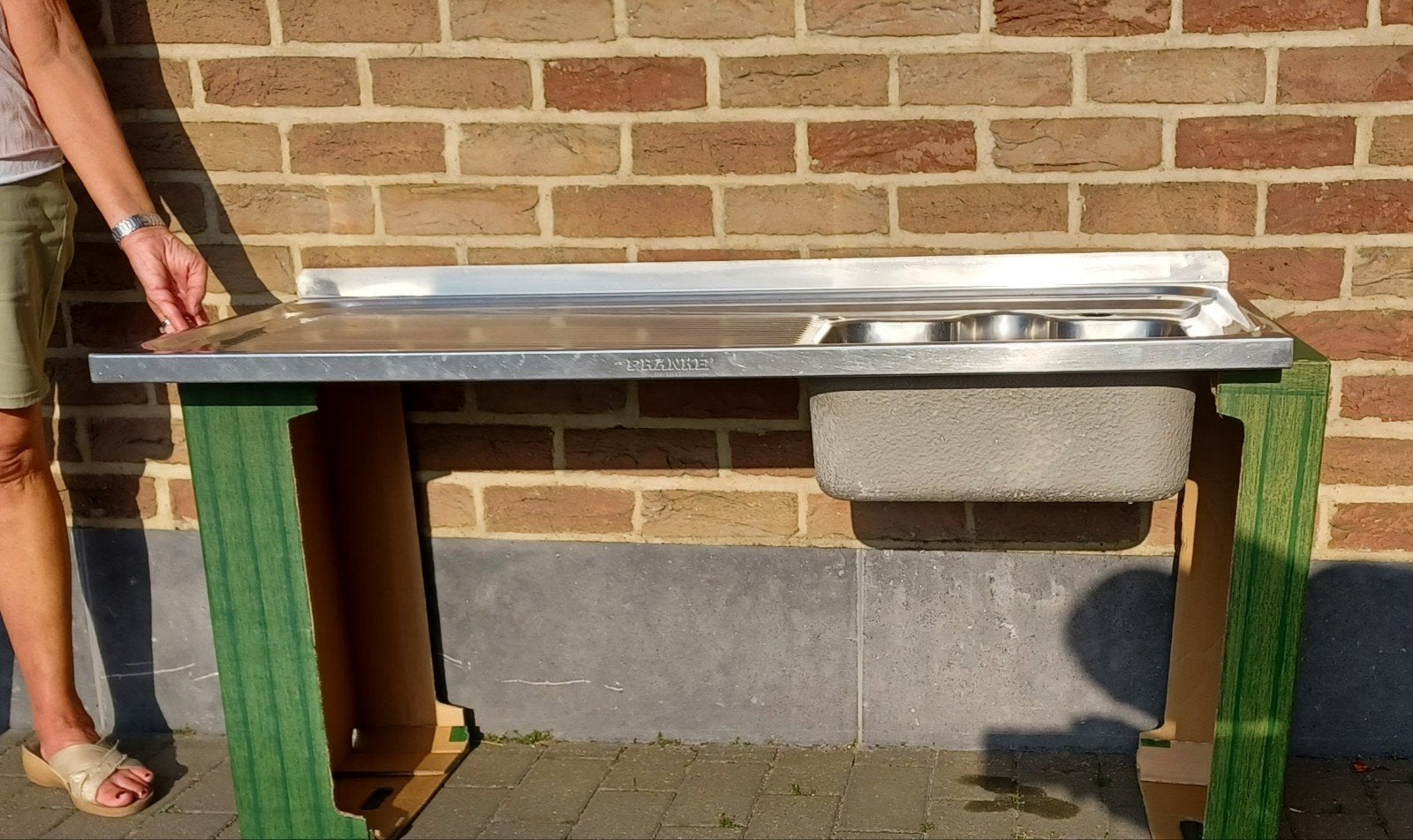 Evier en inox avec retour sur la mur. Voir détails dans la d, Enlèvement