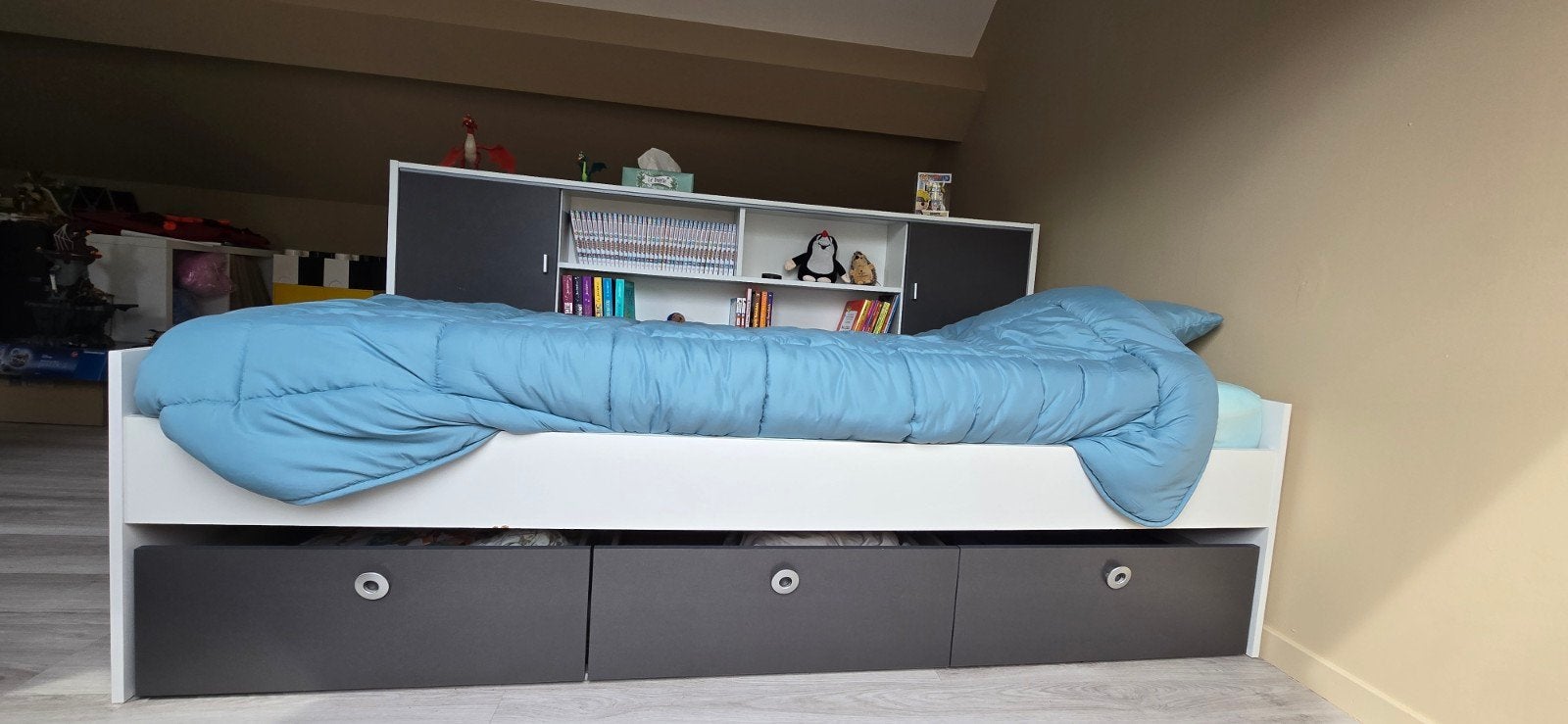 Lit enfant/ado avec tiroirs et étagère assortie, Ophalen