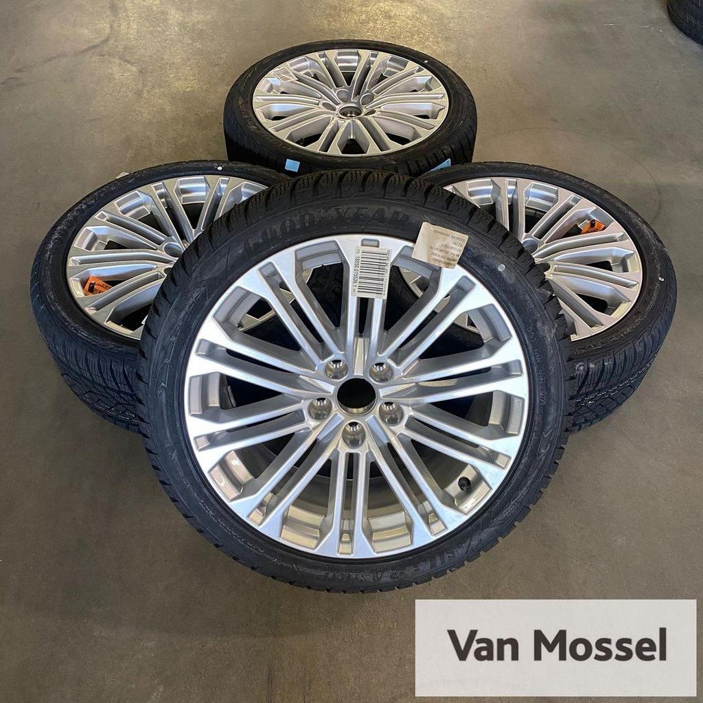 Audi A5 Goodyear Ultra Grip Performance 245/40/R18 97V, Auto-onderdelen, Banden en Velgen, 18 inch, -, -, Banden en Velgen
