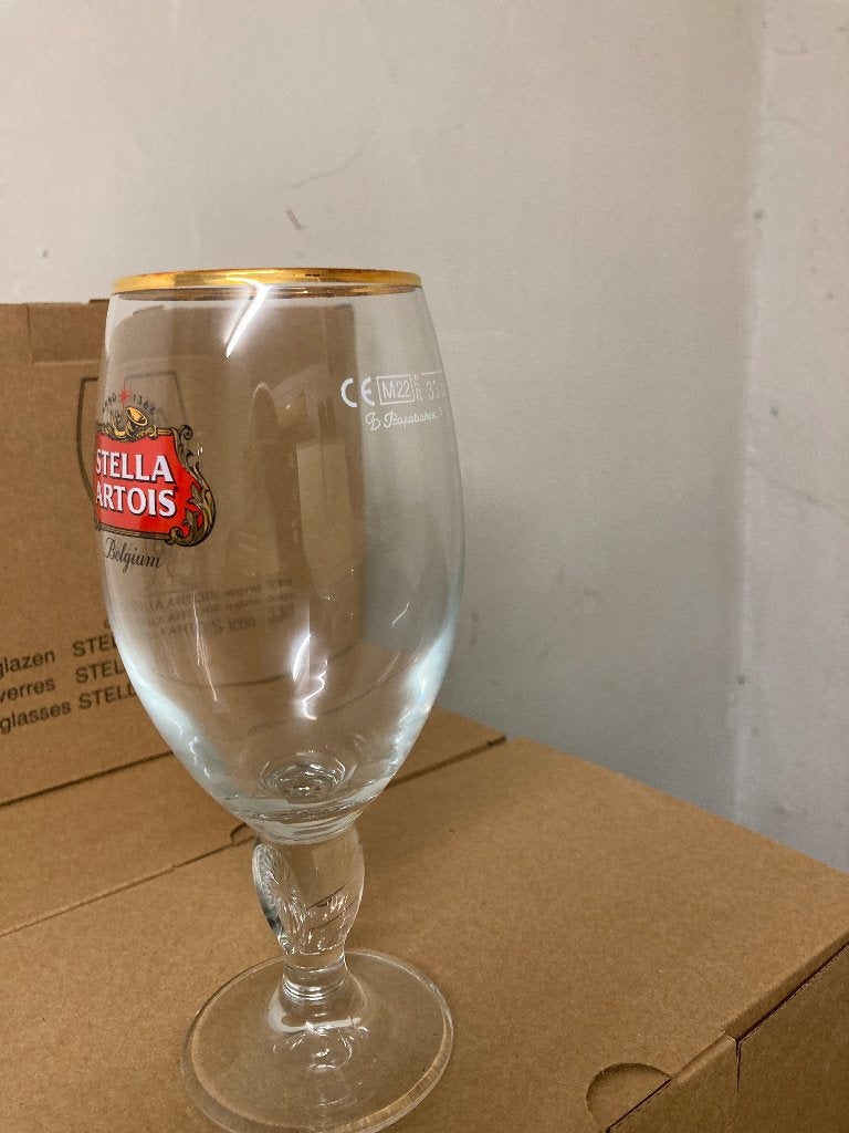 Bierglas Stella 33 cl op voetje, Ophalen, Nieuw, Bierglas