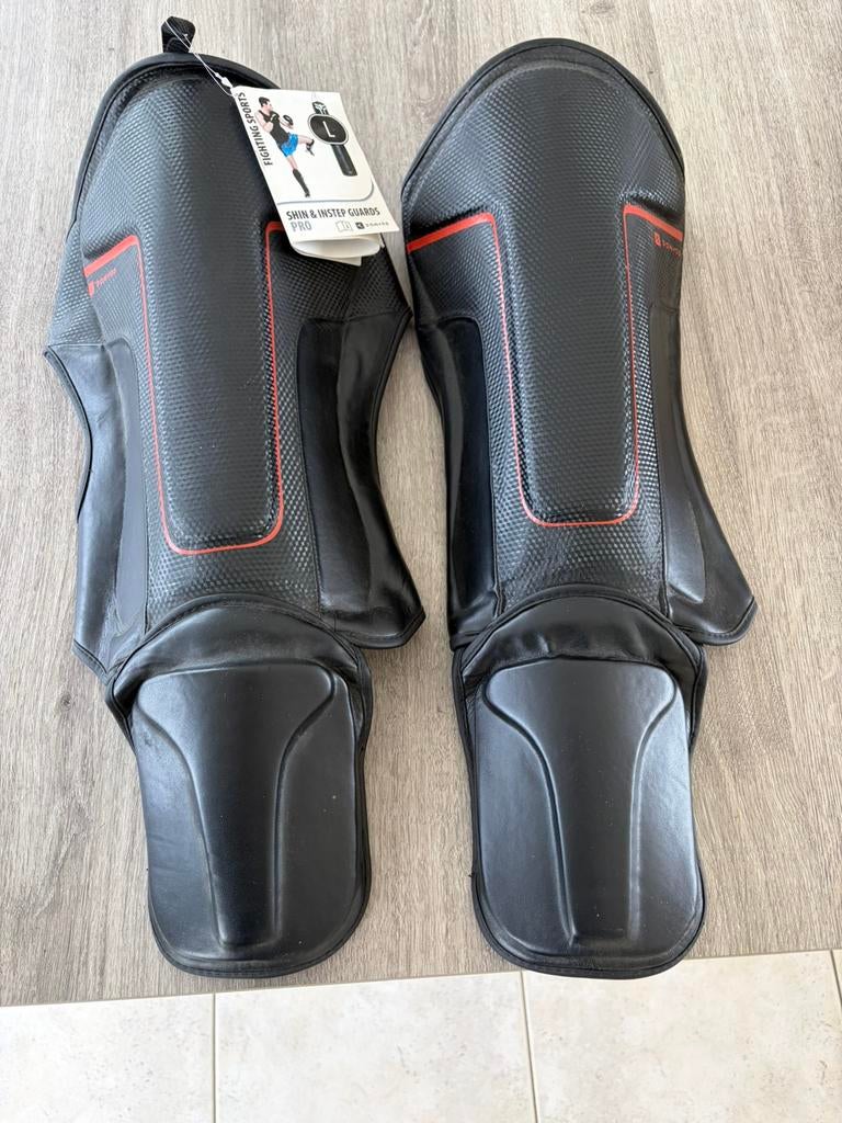 Nieuwe scheenbeschermers Domyos Pro Large voor boksen of MMA, Sport en Fitness, Ophalen, Nieuw