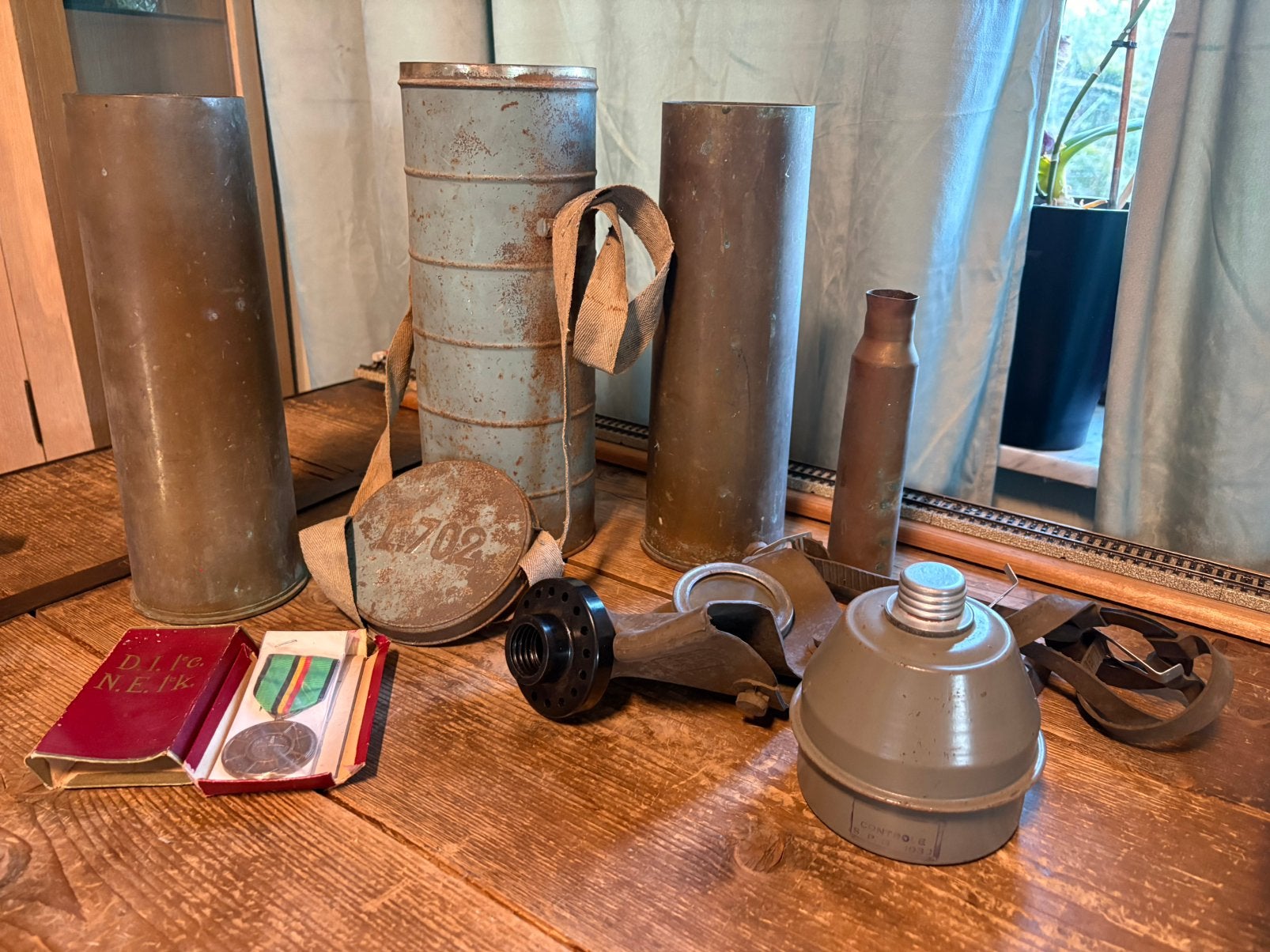 MILITARIA WWII 3 GRANATEN - 1 GASMASKER - 1 MEDAILLELOT, Verzamelen, Ophalen of Verzenden, Landmacht, Hulzen of Bodemvondsten