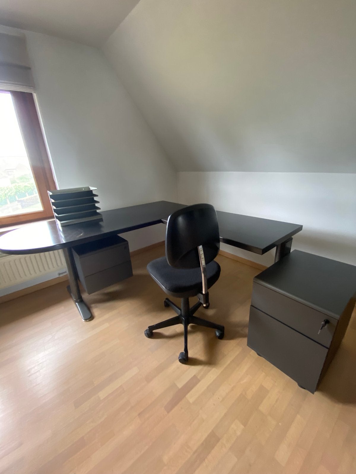 L-vormig bureau met stoel en 2 ladeblokken, Ophalen, Zwart, Gebruikt, 180 cm