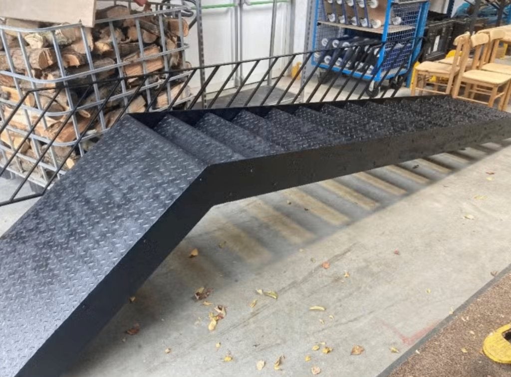 zwarte industrie trap met platform en leuning, Ophalen, Gebruikt, Trap