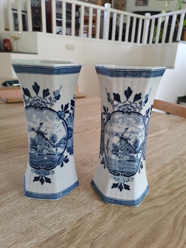 2 vases n/Delft Dee.515