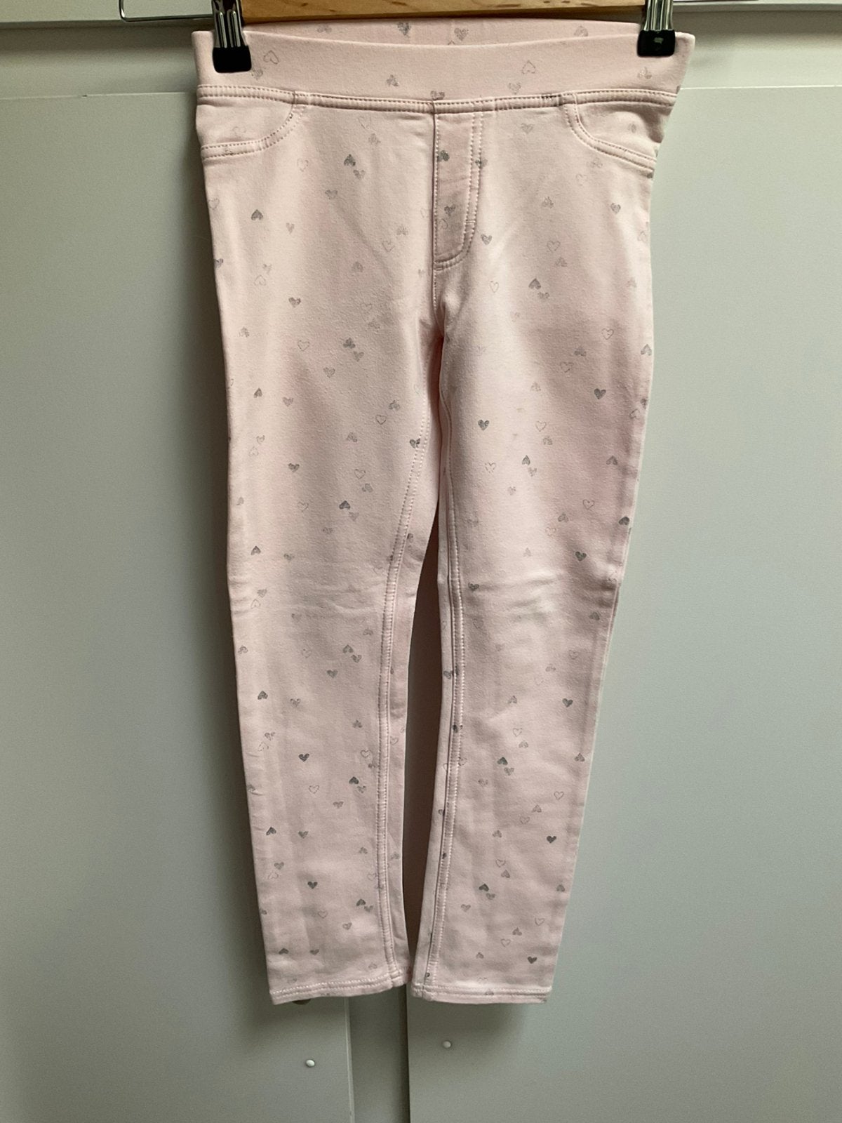 Roze Skinny broek met hartjes H&M maat 140, Kinderen en Baby's, Ophalen of Verzenden, Zo goed als nieuw, Broek