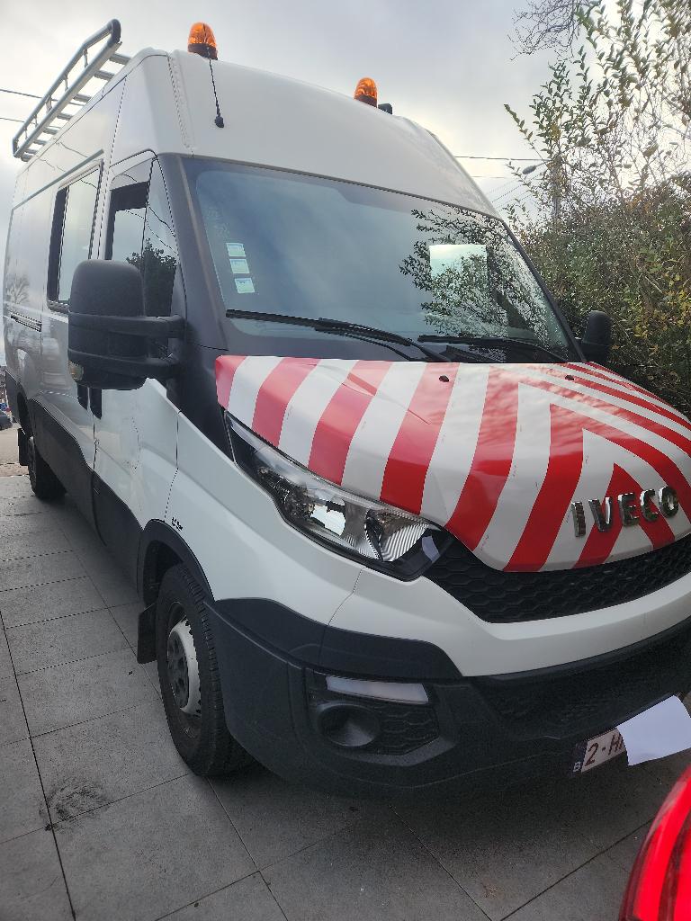 Iveco Daily 35000 km, Autos, Euro 6, Boîte manuelle, Entretenue par le concessionnaire, Noir