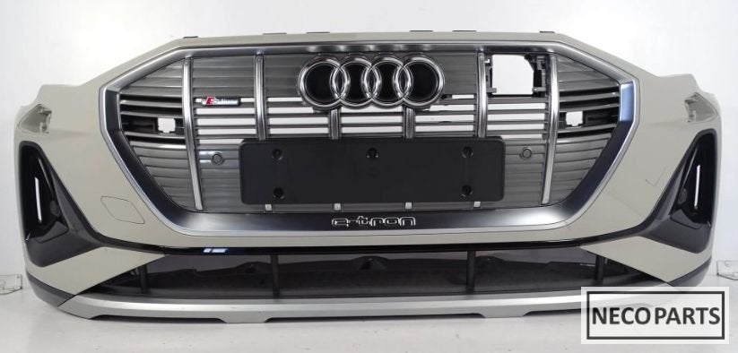 AUDI E-TRON VOORBUMPER ORIGINEEL COMPLEET ALLES LEVERBAAR!!!, Gebruikt, -, Voor, -