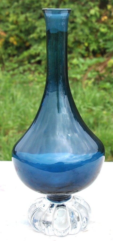vase soliflore bleu ventru sur pied rond incolore, Antiquités & Art, Enlèvement ou Envoi