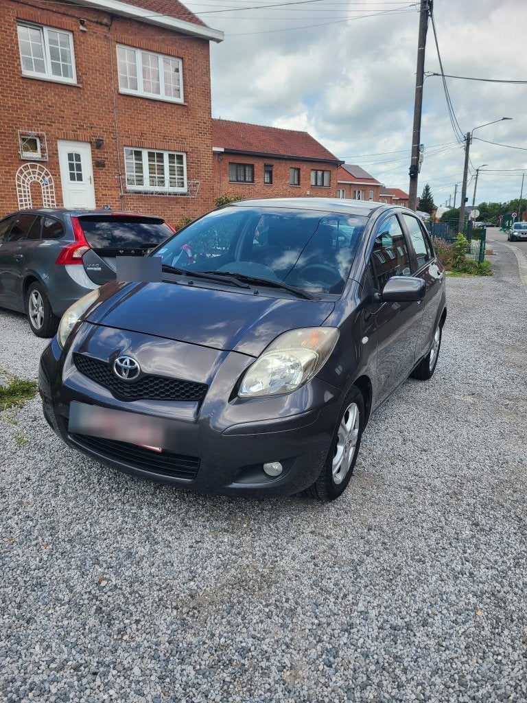 Toyota Yaris 2011 Essence 1.33i, Autos, Toyota, Particulier, Yaris, Essence, Euro 5, 5 portes, Argent ou Gris, Noir, Tissu, Carnet d'entretien