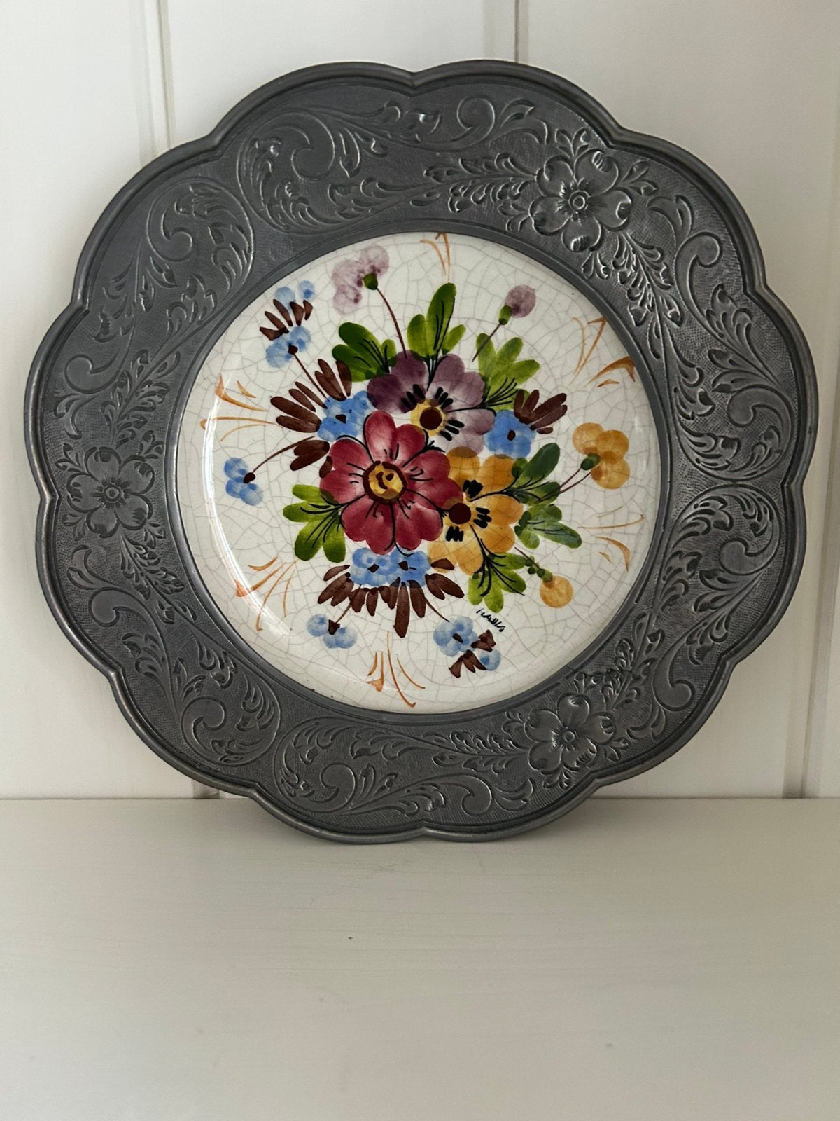 Assiette murale avec fleurs et étain, Enlèvement ou Envoi