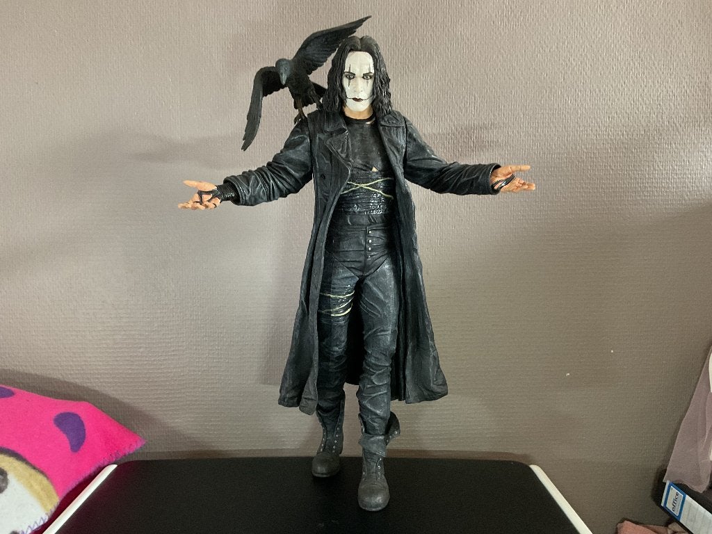 Eric draven Neca The crow 18 inch talking met kraai ( rare), Enlèvement