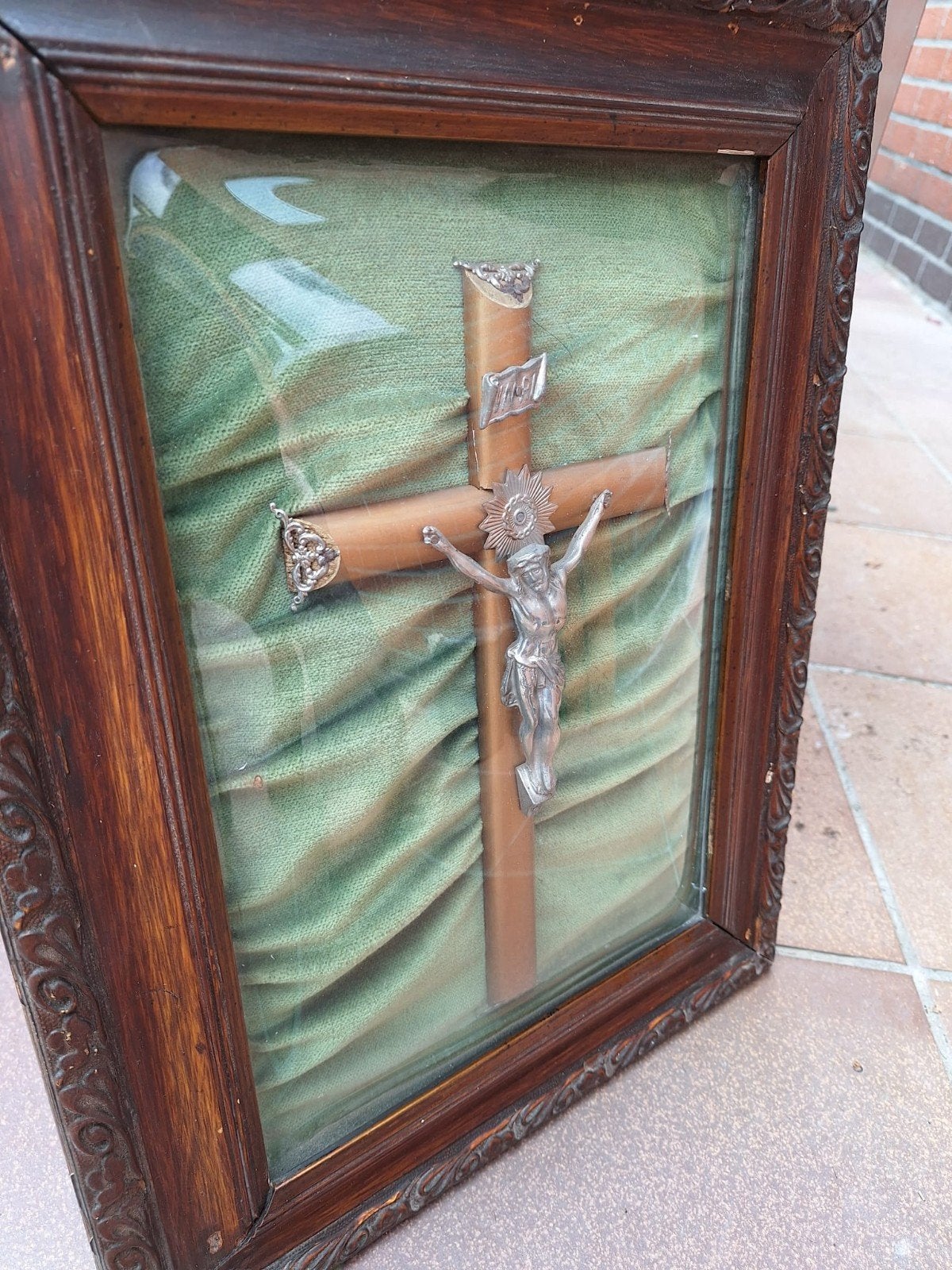 Religieus kruisbeeld in houten sierkader, Antiek en Kunst, Antiek | Religieuze voorwerpen, Ophalen