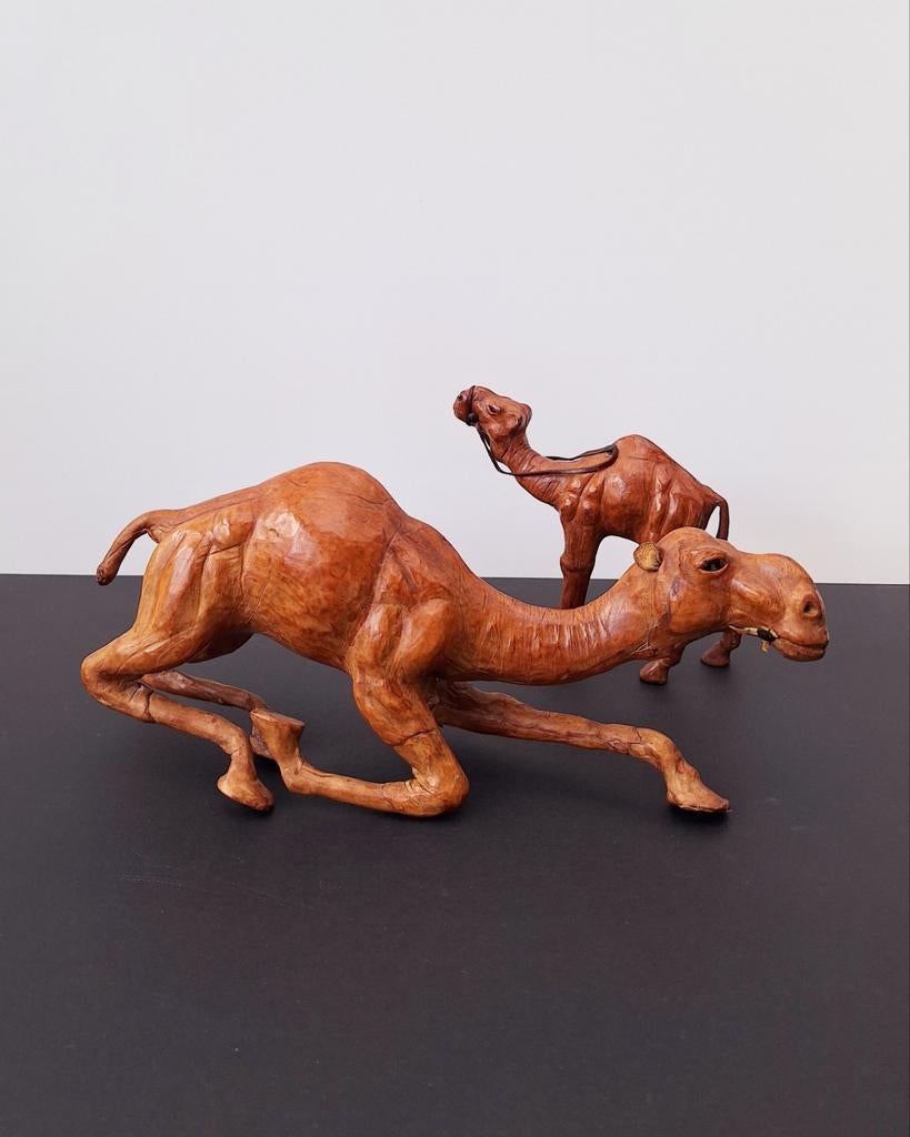 Deux chameaux en cuir faits main (camel) style Liberty, Enlèvement ou Envoi, Verre, Noir