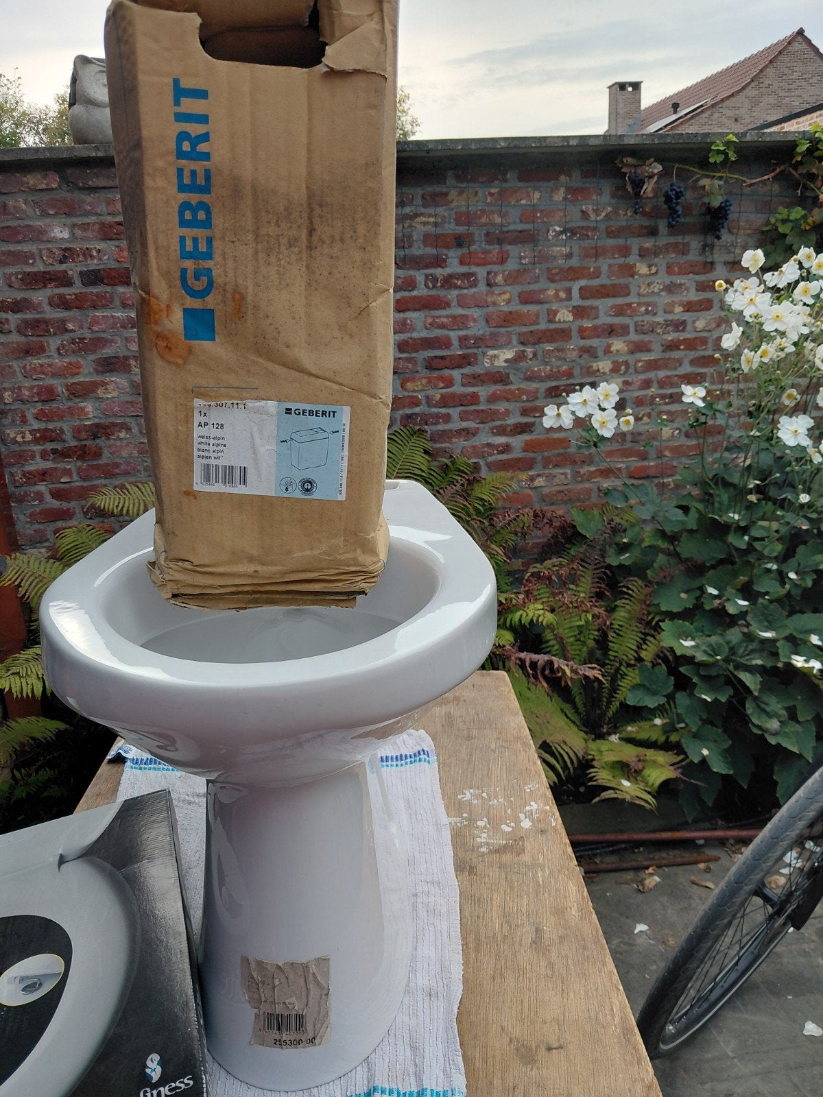 Nieuwe Toiletpot (Wit) + Nieuw Geberit AP128 Spoelreservoir, Ophalen, Nieuw, Toilet