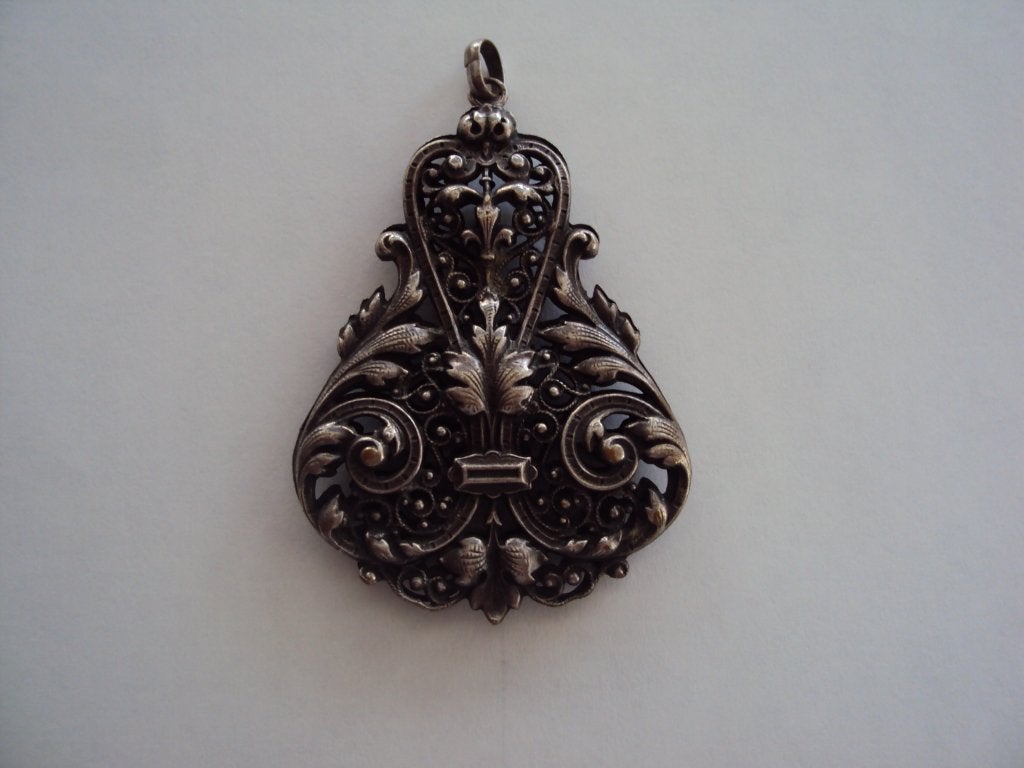sierhanger in metaal -(jugendstil hanger ?)-2dehands, Ophalen of Verzenden, Gebruikt, Overige materialen, Overige voorstellingen