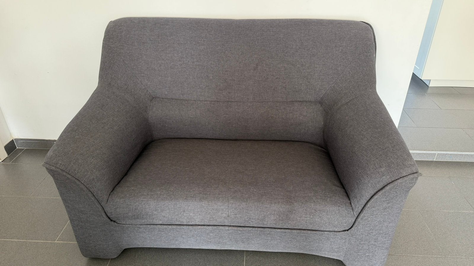 2-zits sofa grijs – zeer goede staat, Huis en Inrichting, Ophalen, Zo goed als nieuw