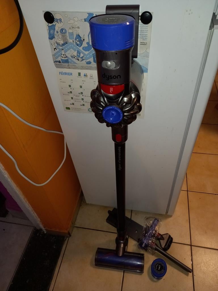Dyson v7  animal extra+2 New filtres+support mur et2 embout, Electroménager, Aspirateurs, Comme neuf, Réservoir, Enlèvement ou Envoi