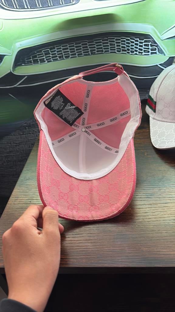 Roze gucci pet, Ophalen, Zo goed als nieuw