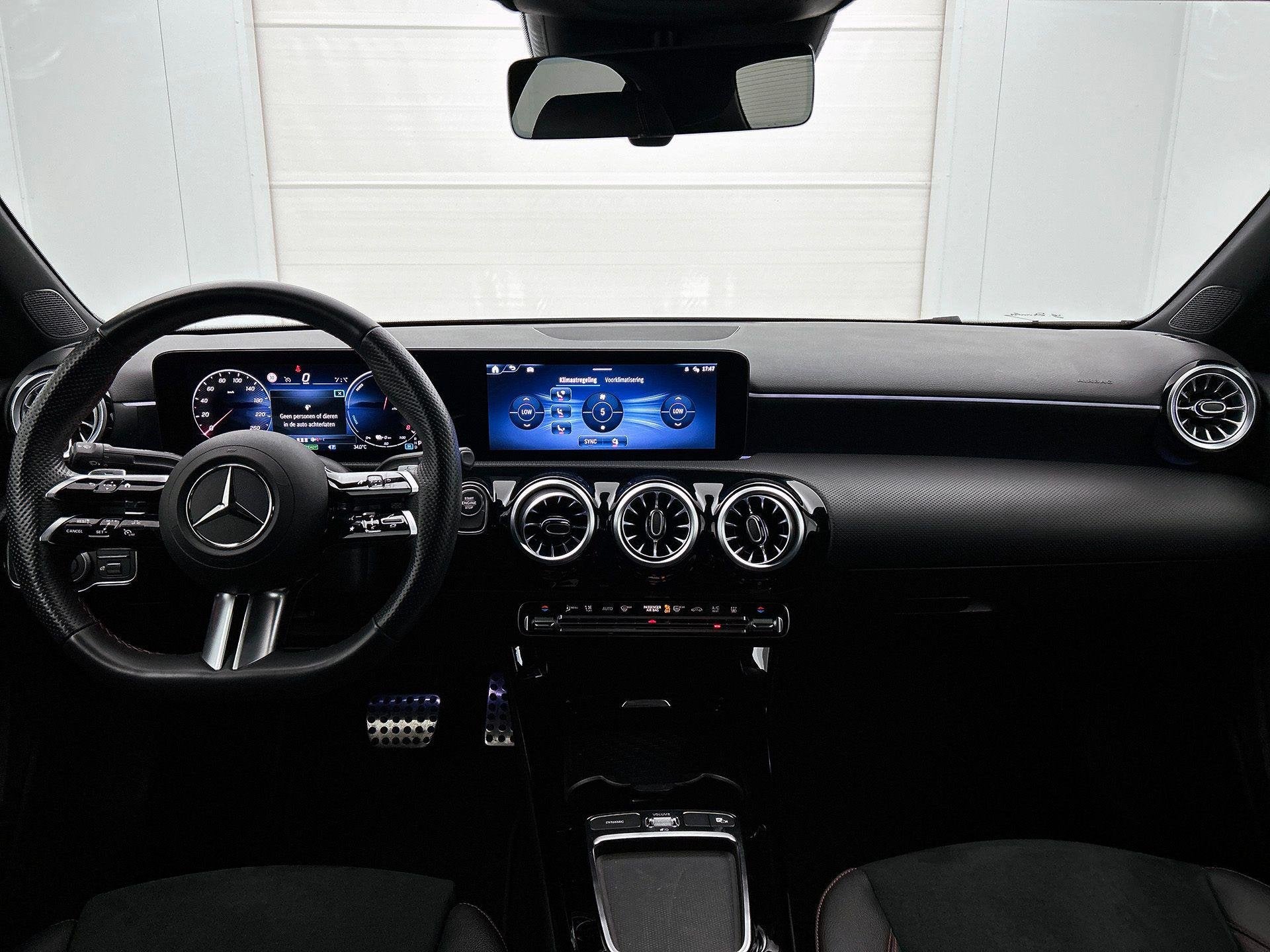 Mercedes-Benz A-Klasse 250 e Berline AMG Line | Night Pack |, Auto's, Stof, Gebruikt, 16 kWh, Hybride Elektrisch/Benzine