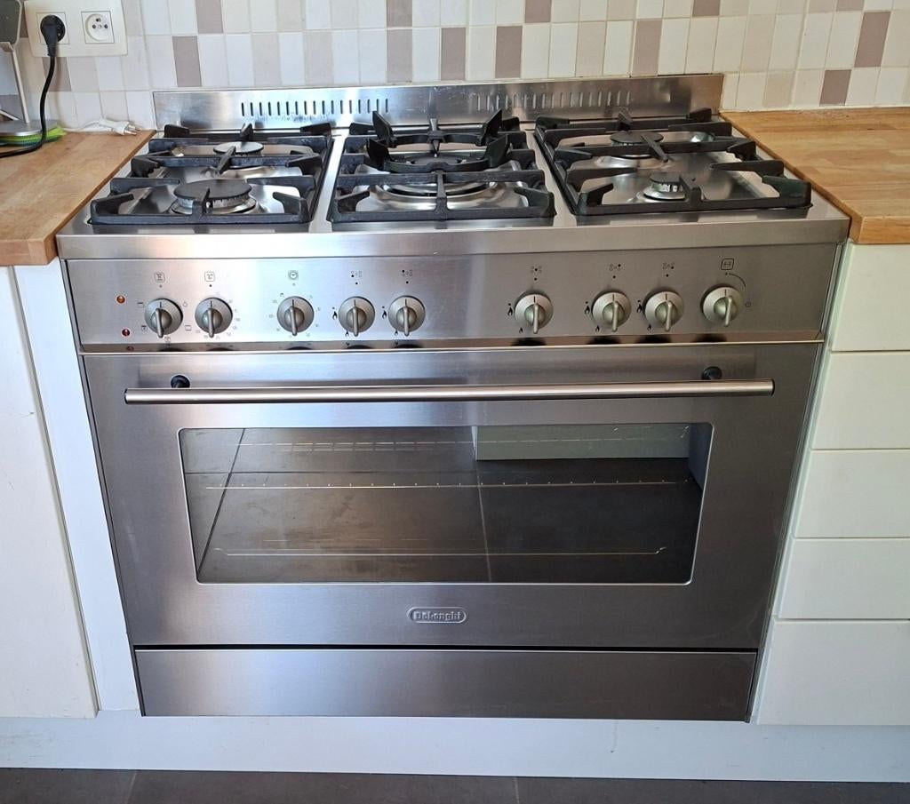 Delonghi Gasvuur/oven is elektrisch breedte 90 cm, Elektronische apparatuur, Fornuizen, Gebruikt, Tussenbouw, Gas, 5 kookzones of meer