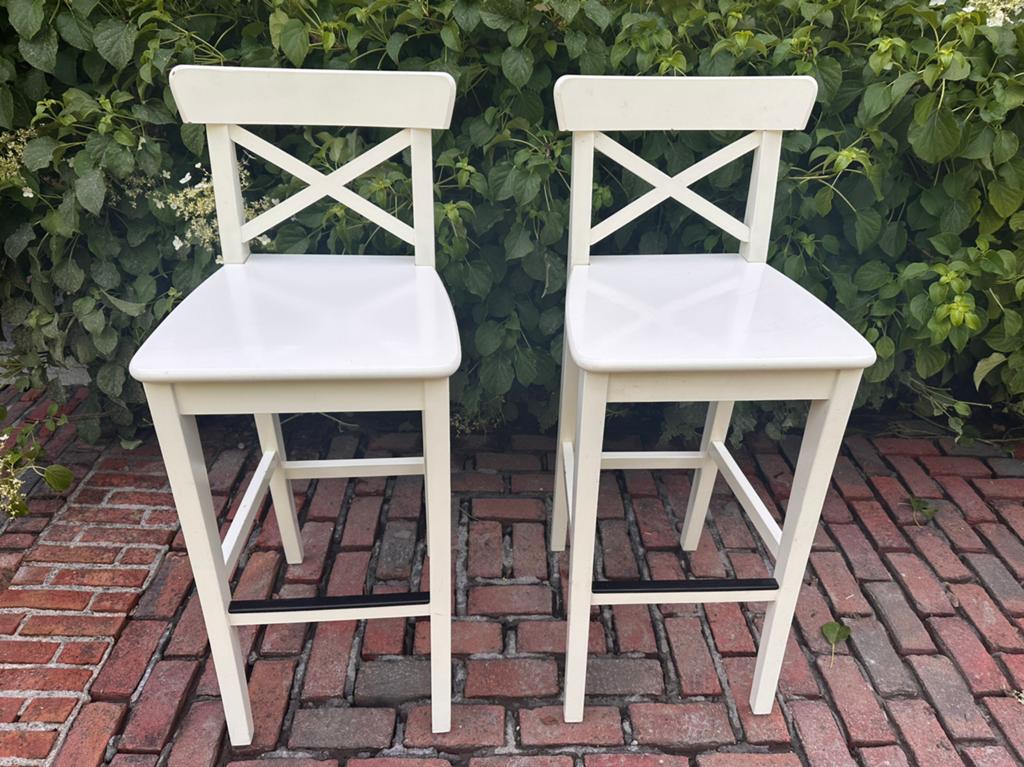 Tabourets de bar blancs en bois Rosentorp, Maison & Meubles, Tabourets de bar, Avec repose-pieds, 2 tabourets, Enlèvement, Utilisé