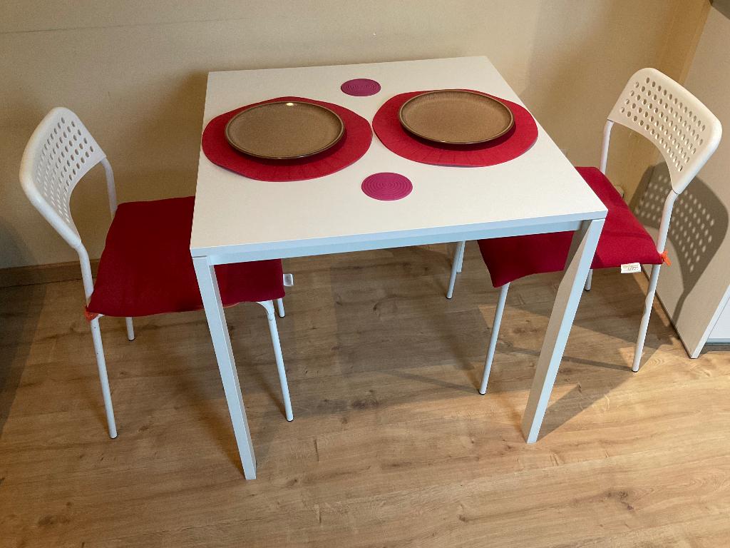 Keukentafel met 2 stoelen in zeer goede staat., 50 à 100 cm, Jusqu'à deux personnes, Enlèvement, 50 à 100 cm