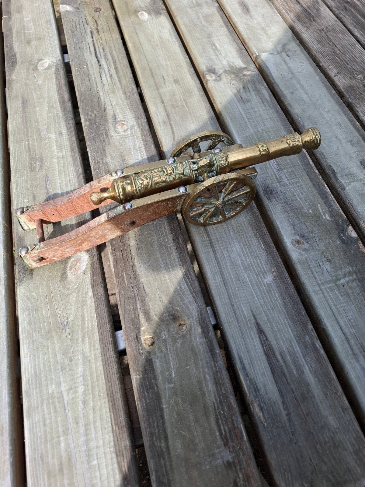 Pistolet en laiton antique, Enlèvement