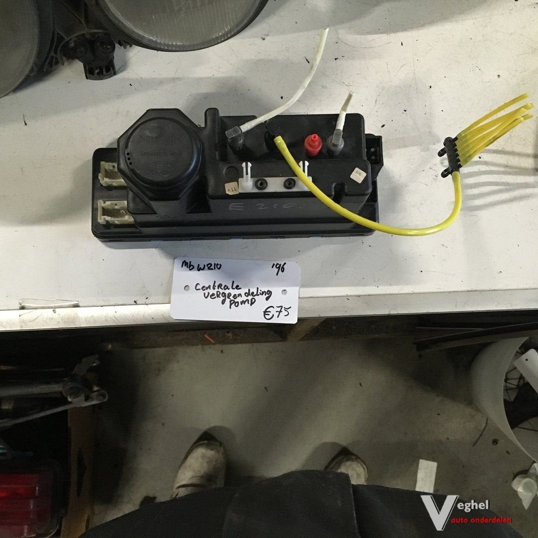 Mercedes W210 1996 Centrale vergrendelingspomp Vacuumpomp, Gebruikt, -, -, Ophalen of Verzenden
