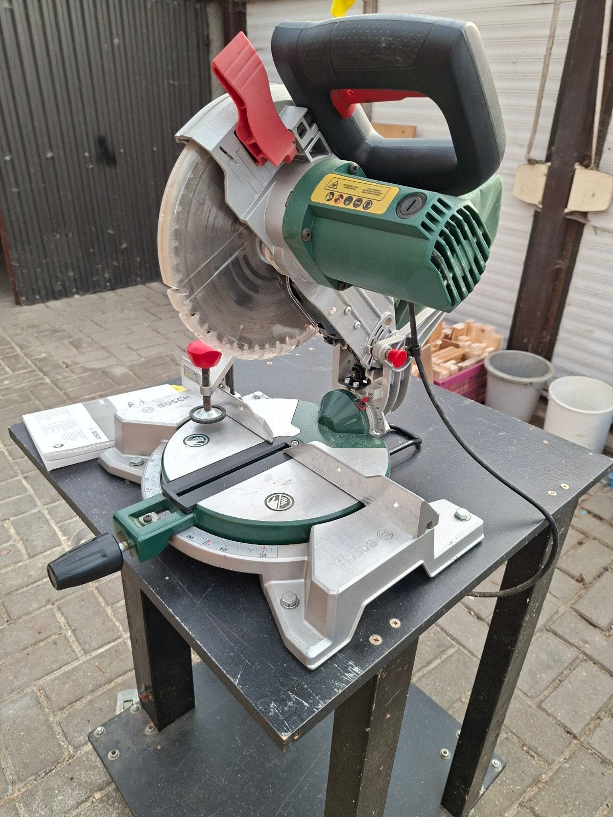 Afkortzaag Bosch (met gratis 3 extra zaagbladen), Bricolage & Construction, Outillage | Scies mécaniques, Enlèvement, Scie à onglet